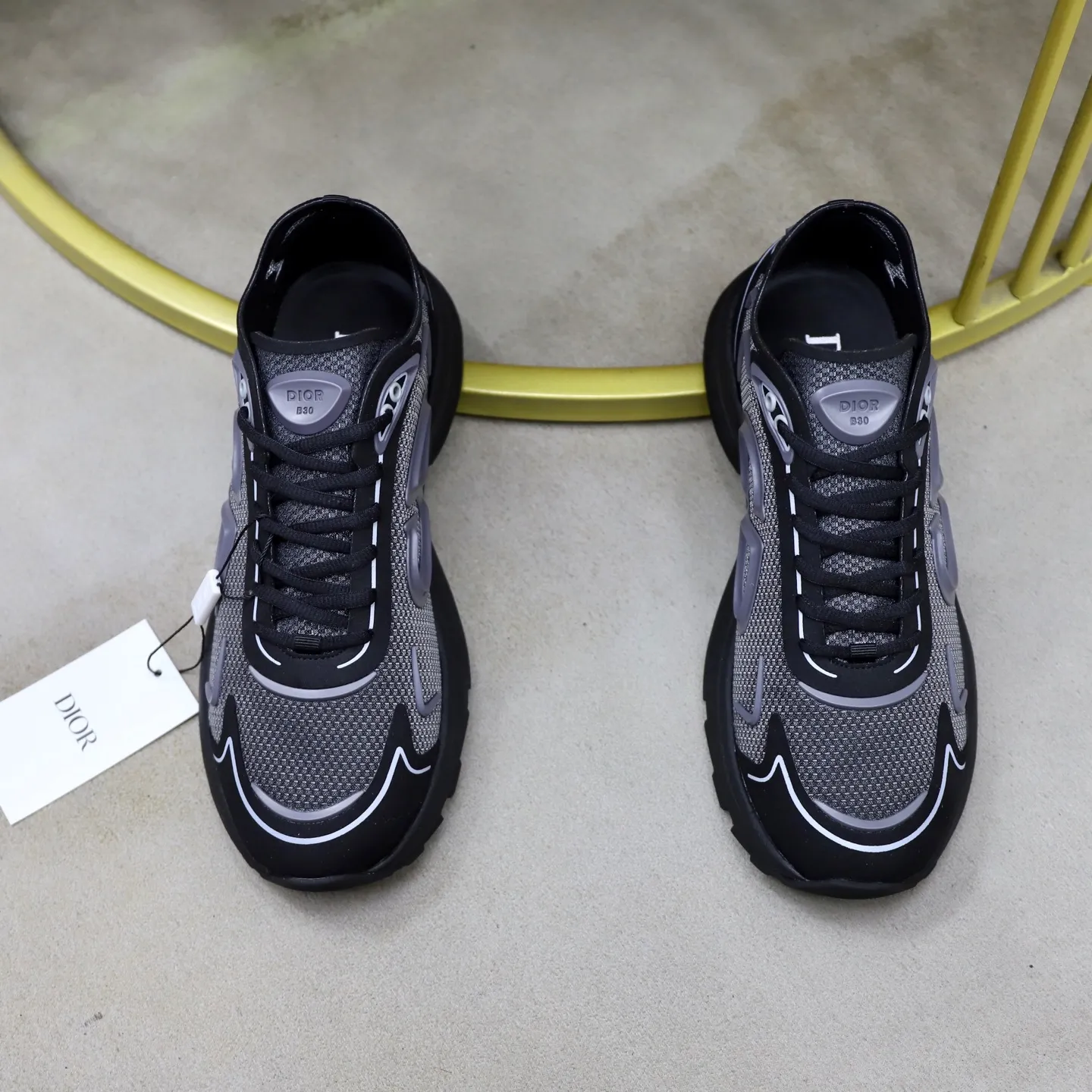 Ex-factory price: 560💰DIOR#B30 COUNTDOWN TECH shoes 1. Inspired by lighter running shoes this season 2. Made of multi-layer transparent nylon upper, futuristic 3. CD30 rubber logo on the tongue/heel to highlight the brand style 4. Equipped with ultra-light foam midsole for the ultimate comfortable wearing experience 5. The entire series uses WELDED (seamless bonding) technology to ensure durability and lightness 6. Full size dopamine color matching, 39-45 (38, 46 customized)